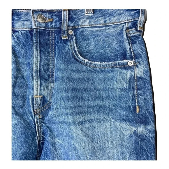 1066. Zara DENIM JEAN SHORTS FACTORY FRAYED‎ HEMS SIZE 4 MEDIUM WASH IN COLOR - Picture 3 of 6